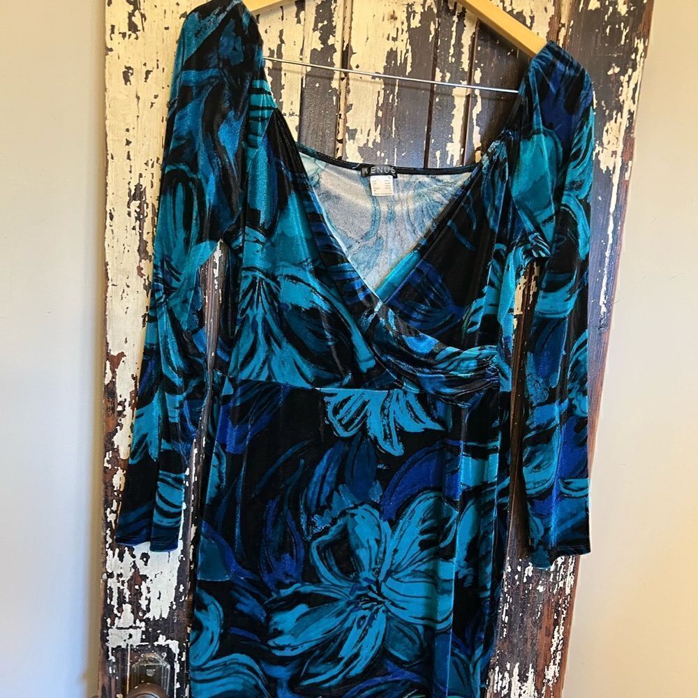 Women’s Venus velvety floral Dress. Size L.